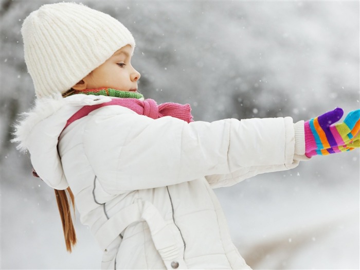 Children girl winter snow-High Quality HD Wallpaper Views:8396 Date:2015/12/5 21:26:35